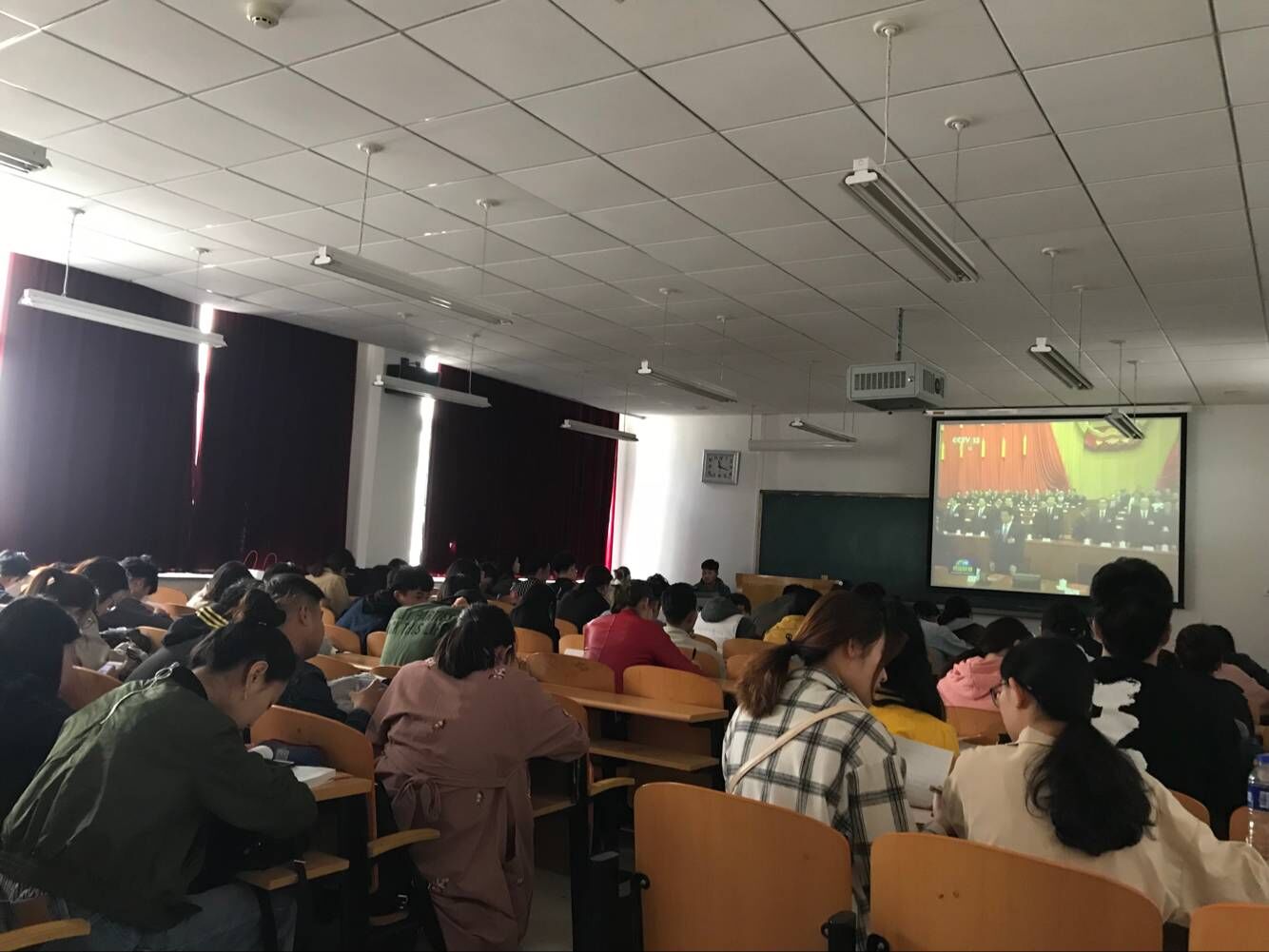 同学们观看观看“两会”背景与热点解读视频