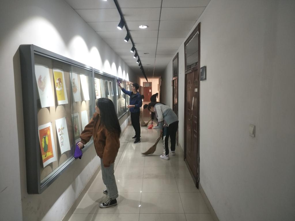 同学们清理宣传栏和楼道